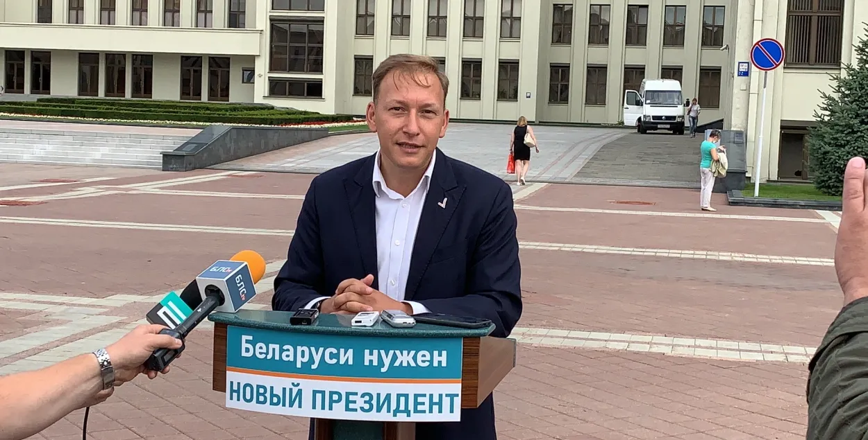 Андрей Дмитриев перед Домом правительства / Еврорадио