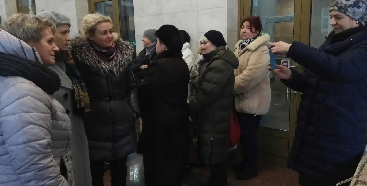 Спикер парламента Андрейченко отказался выйти к "Матерям 328"