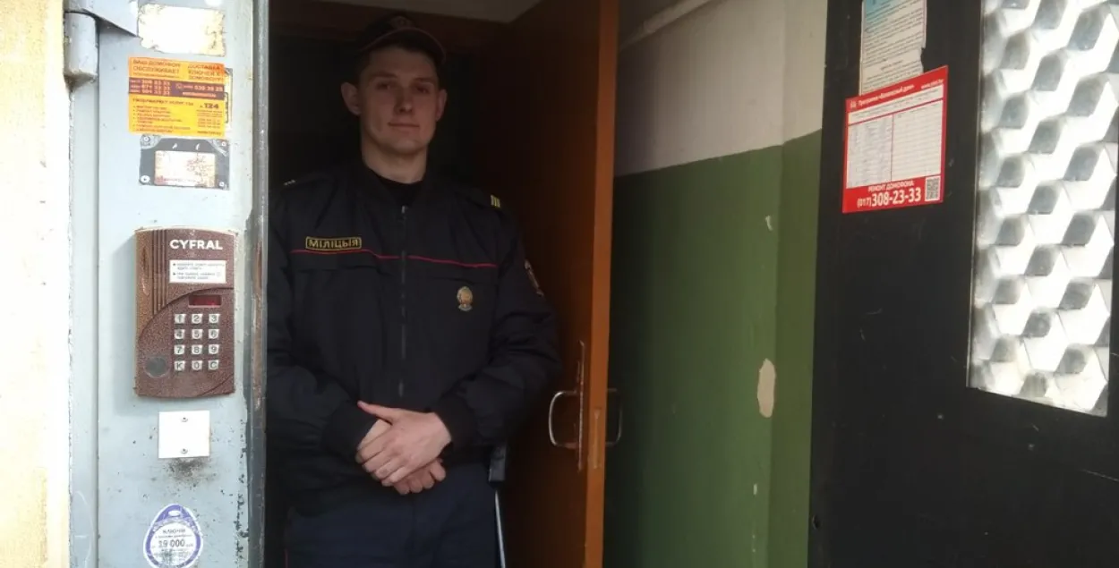 Милиционер на входе в подъезд дома, где проходит обыск / Мария Войтович, Еврорадио