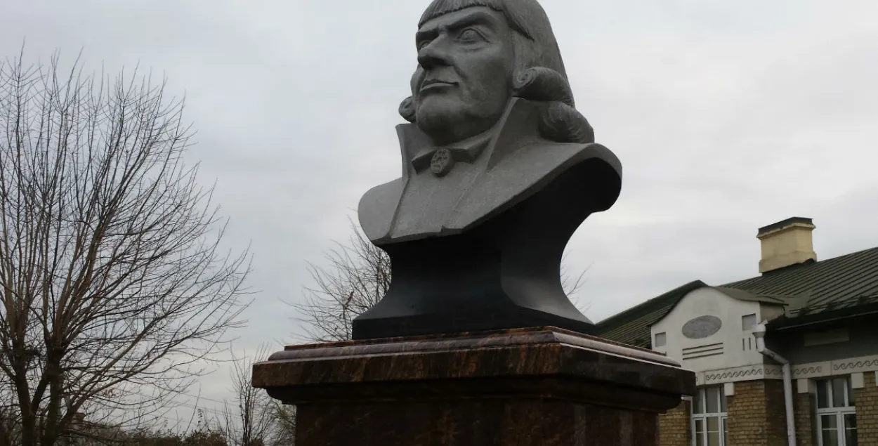 Памятник появился в центре Слонима / Еврорадио​