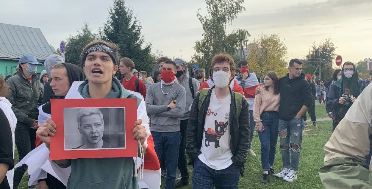 Воскресный марш в фото: плакаты, весёлый водомёт и новый маршрут