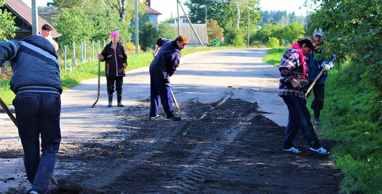 Жители деревни в Могилёвской области сами отремонтировали дорогу