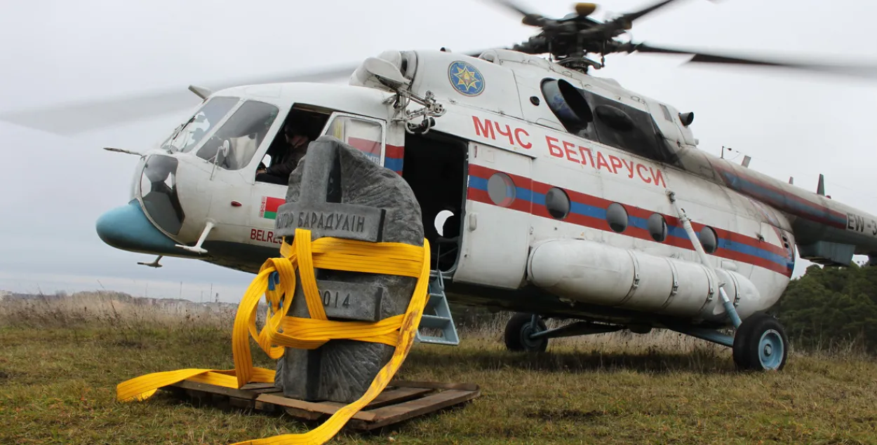 Валун на могилу Бородулина опустили вертолетом (фото) | Новости Беларуси |  euroradio.fm