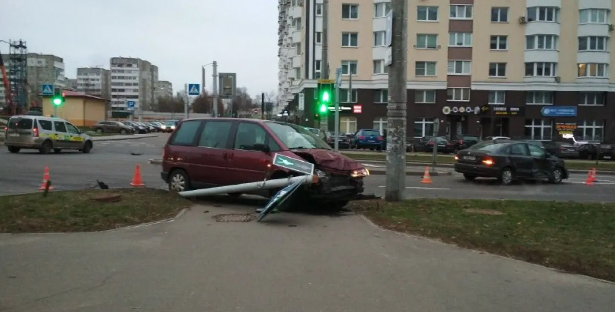 У Мінску Citroen выехаў на тратуар, знёс святлафор і збіў дзяцей