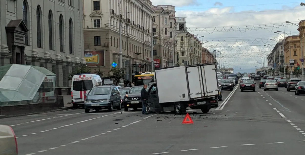 Аўтааварыя каля будынка Нацбанка ў Мінску (фота)