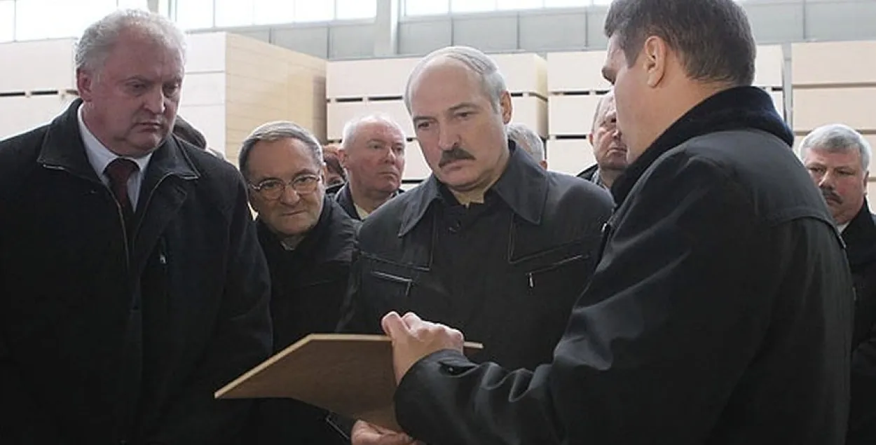 На архивном фото Владимир Шульга (крайний слева) рядом с Александром Лукашенко. Фото: БЕЛТА
