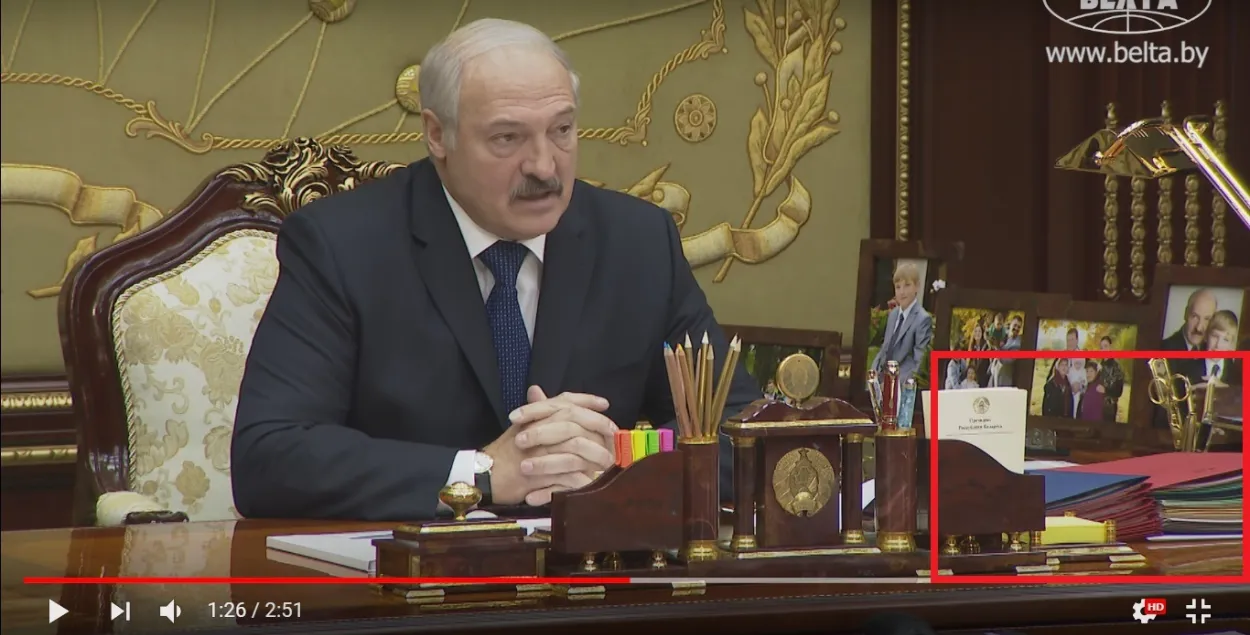 Эканамічныя дакументы ляжаць на стале Лукашэнкі на самым галоўным месцы &mdash; побач з сямейнымі фотаздымкамі.