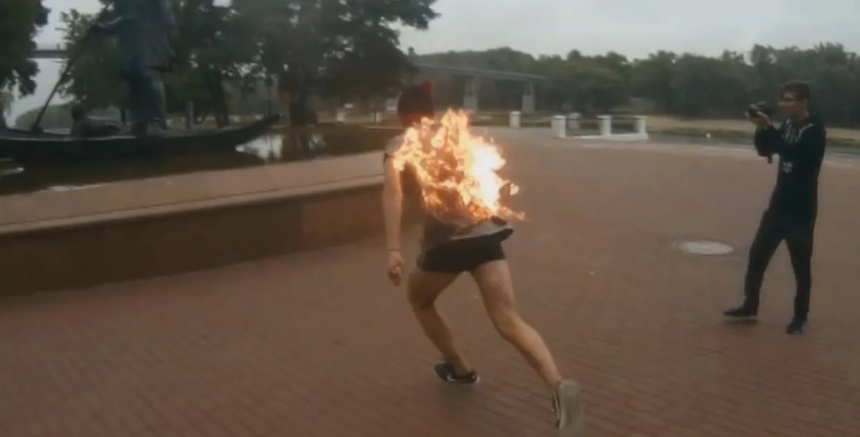 Игорь Киржанов, охваченный пламенем, бежит к фонтану. Фото из &quot;ВКонтакте&quot;.