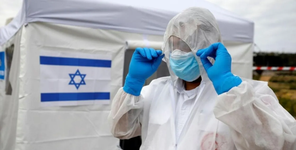 Израиль на две недели закрыл границы из-за штамма коронавируса "омикрон"