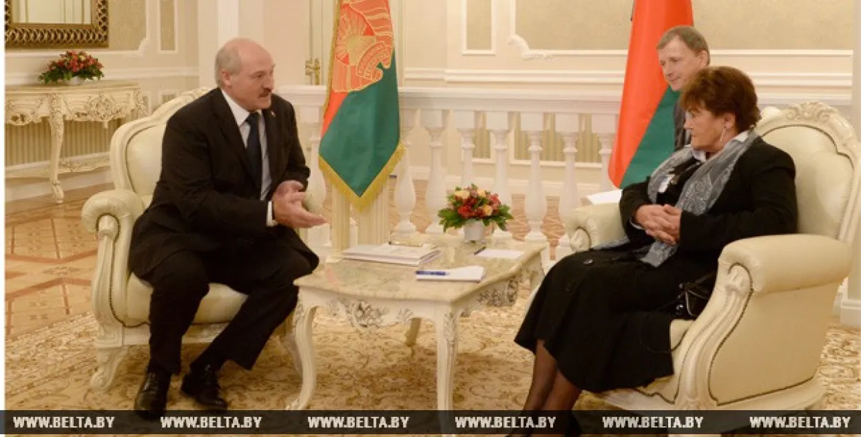 Лукашэнка: У нас людзі не паміраюць пад плотам без медстрахоўкі