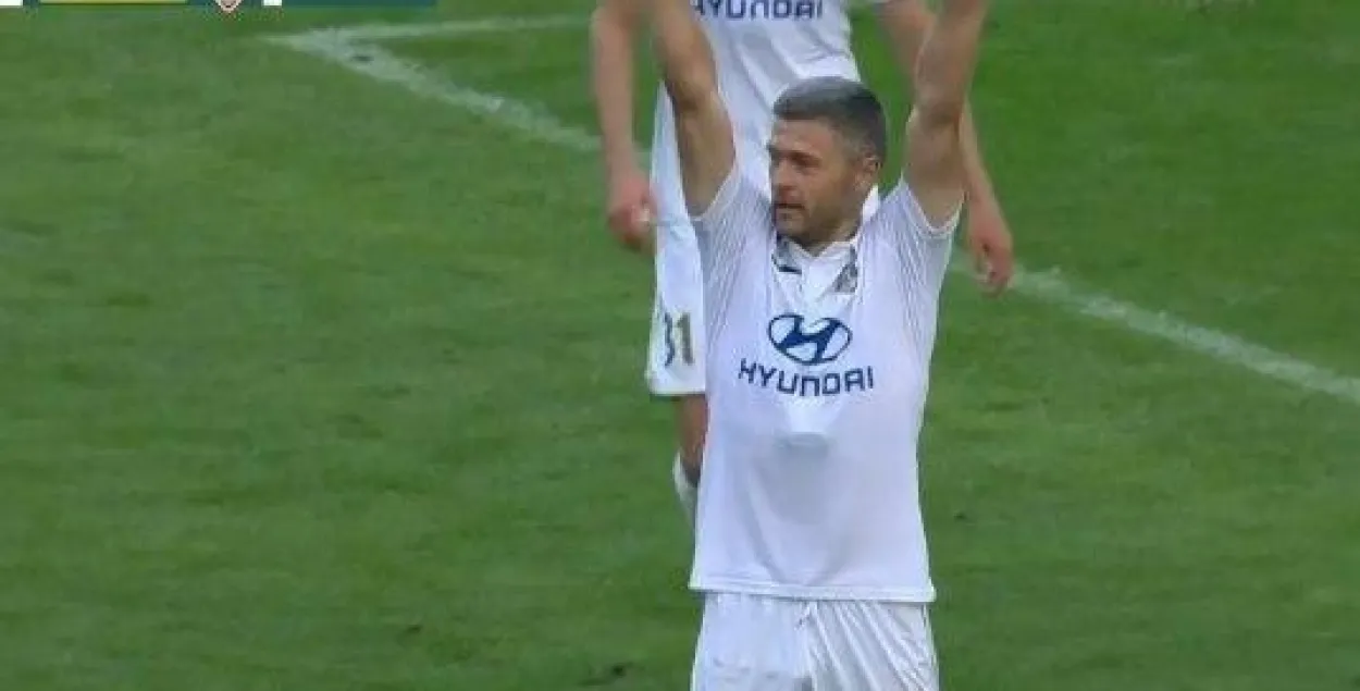Николай Януш показывает жесты после забитого гола