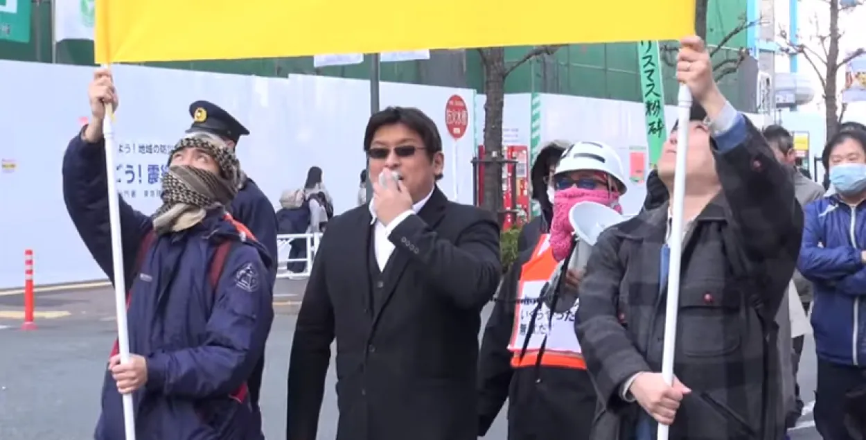 У Японіі "непапулярныя" мужчыны выступілі супраць парачак, што трымаюцца за рукі