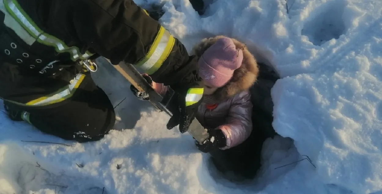 У Чавускім раёне выратавалі 7-гадовую дзяўчынку, якая ўпала ў калодзеж