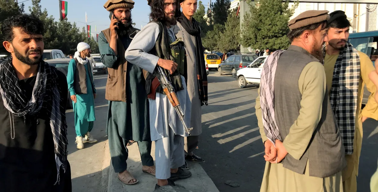 Талібы каля аэрапорта ў Кабуле​ / Reuters