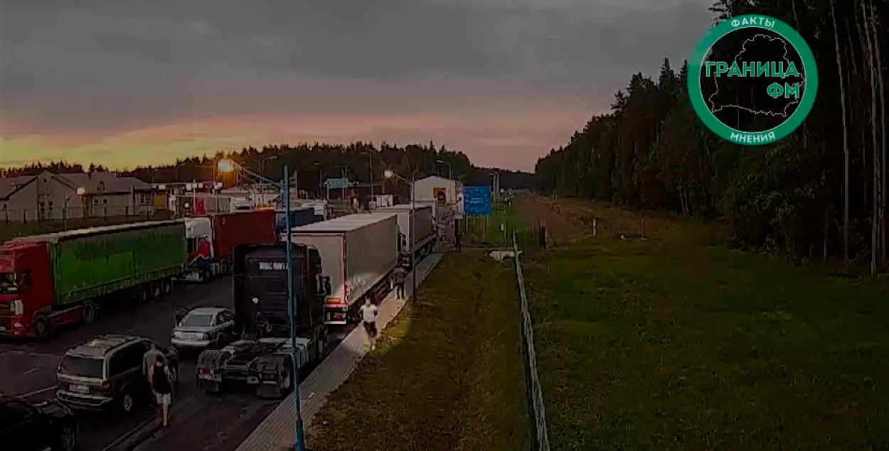 Белорус убегает от литовских пограничников / кадр из видео​