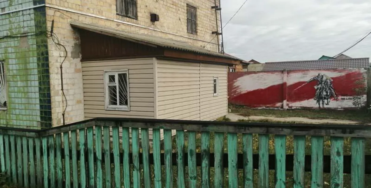 Жительницу Калинковичей оштрафовали за мурал во дворе ее дома