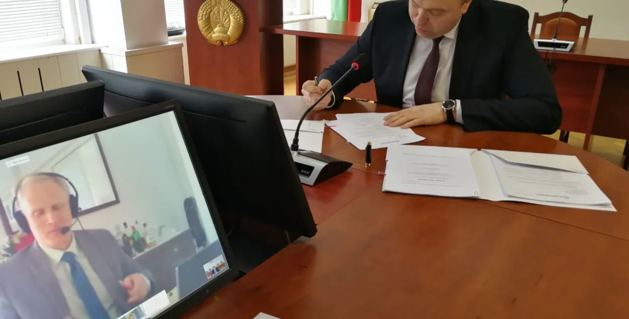 Министр здравоохранения Владимир Караник подписывает документ / @minzdravbelarus​