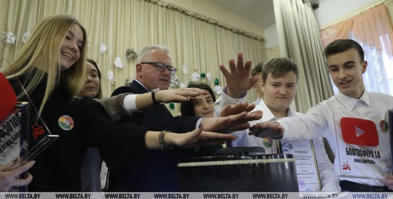 Министр Карпенко со студентами запускает молодёжный YouTube-канал / БЕЛТА​