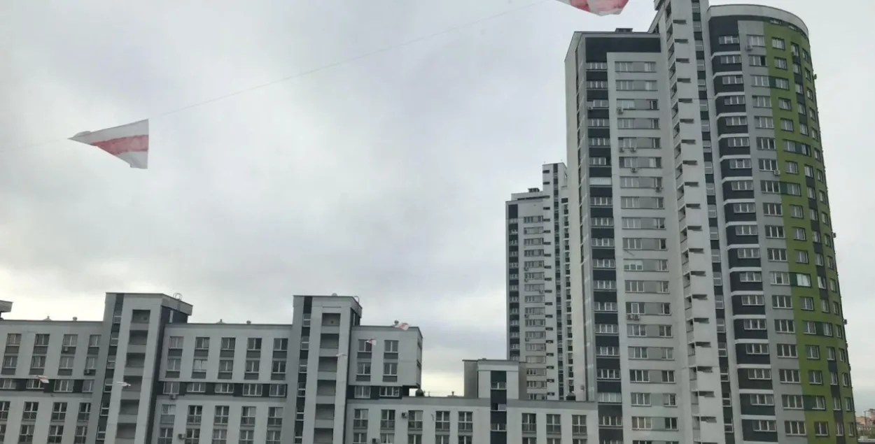 Национальные флаги в жилом комплексе &quot;Каскад&quot; в Минске / Еврорадио