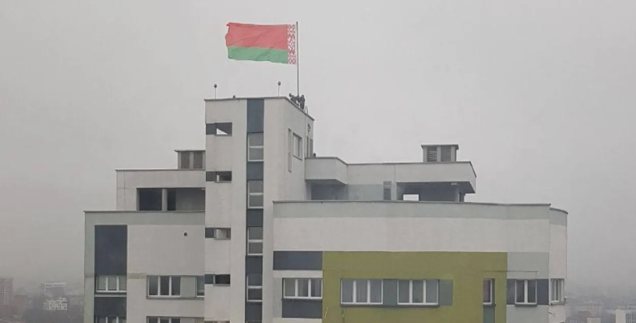 Красно-зеленый флаг над &quot;Каскадом&quot; / Еврорадио​