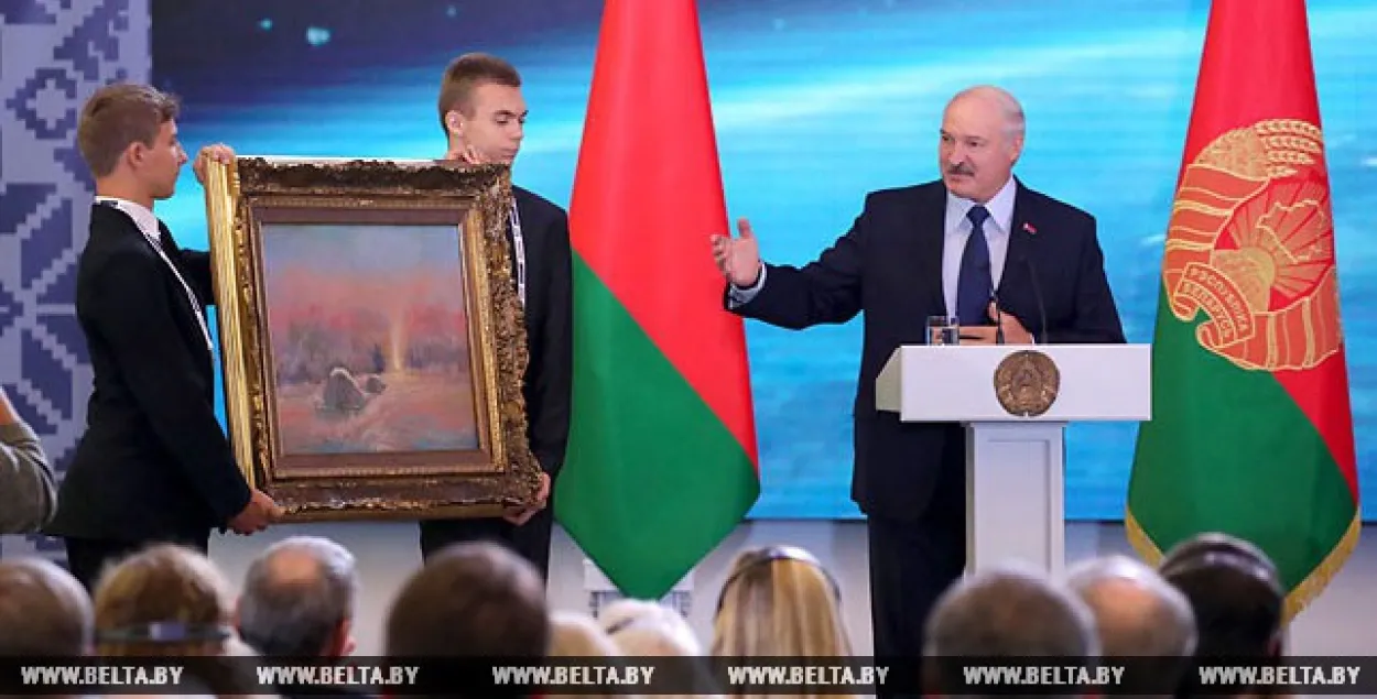 На касмічным кангрэсе Лукашэнку падарылі карціну касманаўта Лявонава