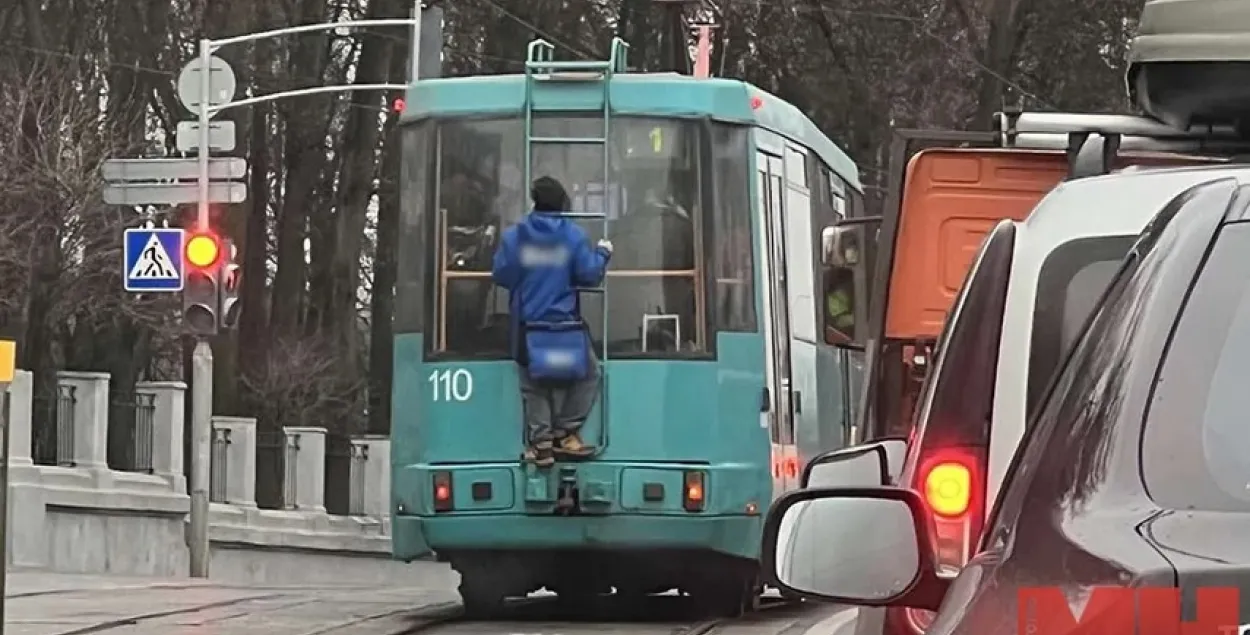 Парень проехался на трамвае снаружи / minsknews.by​
