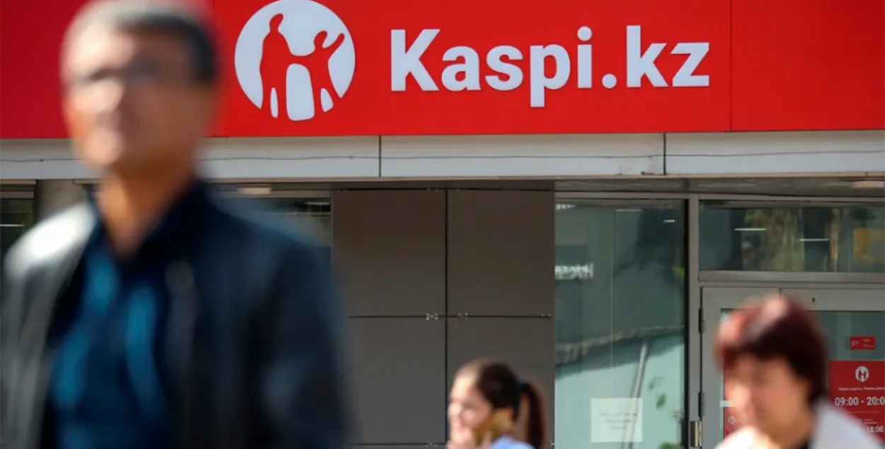 Казахстанские банки не хотят попасть под санкции через Беларусь / Reuters​