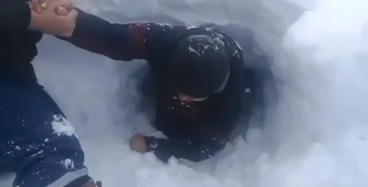 Як падчас "Хаўера": на трасе ў Казахстане людзей выкопваюць з-пад снегу
