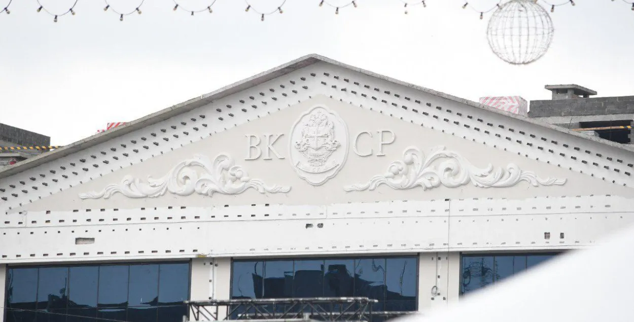 В центре Минска на здание установили герб сербских олигархов