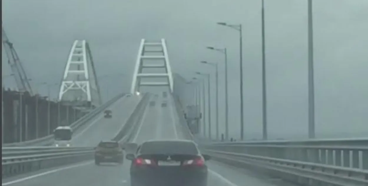 Крымскі мост пашкоджаны: у яго ўрэзаўся плывучы кран