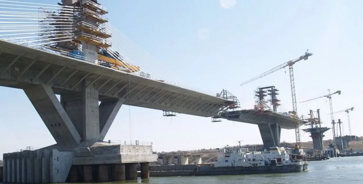 СМІ: Мост у Крым можа “легчы” на дно мора