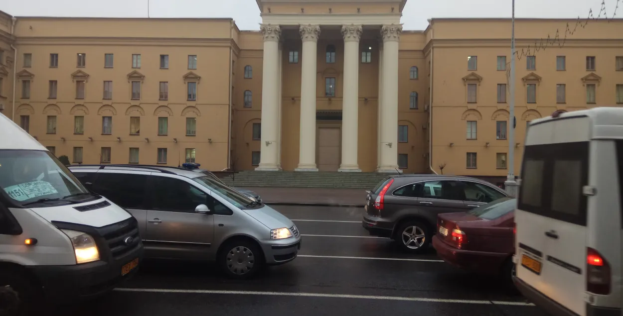 В Минске “замуровали” парадный вход в КГБ (фотофакт)