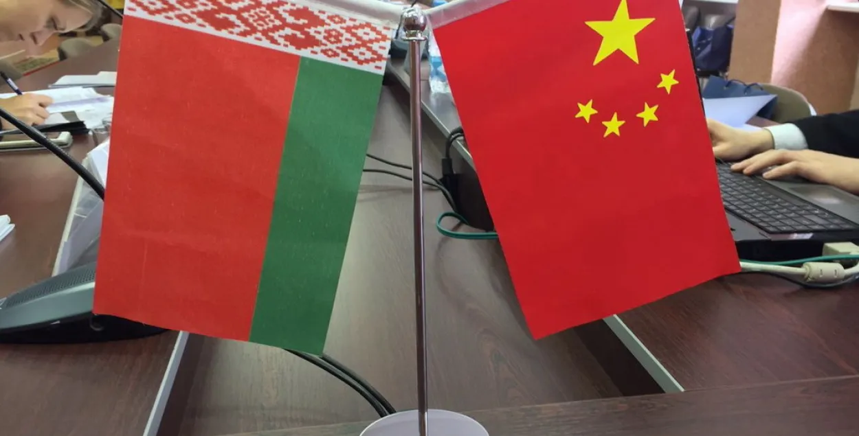Флаги Беларуси и Китая / nlb.by