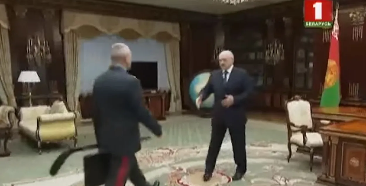 Упершыню да Лукашэнкі міністр прыйшоў з клюшкай у руках (відэа)