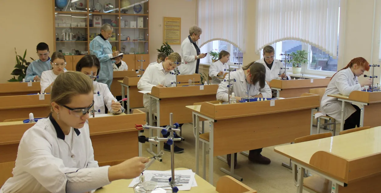 Николай Лукашенко на уроке химии (сидит справа возле окна) / o-gorodok.minsk.edu.by​
