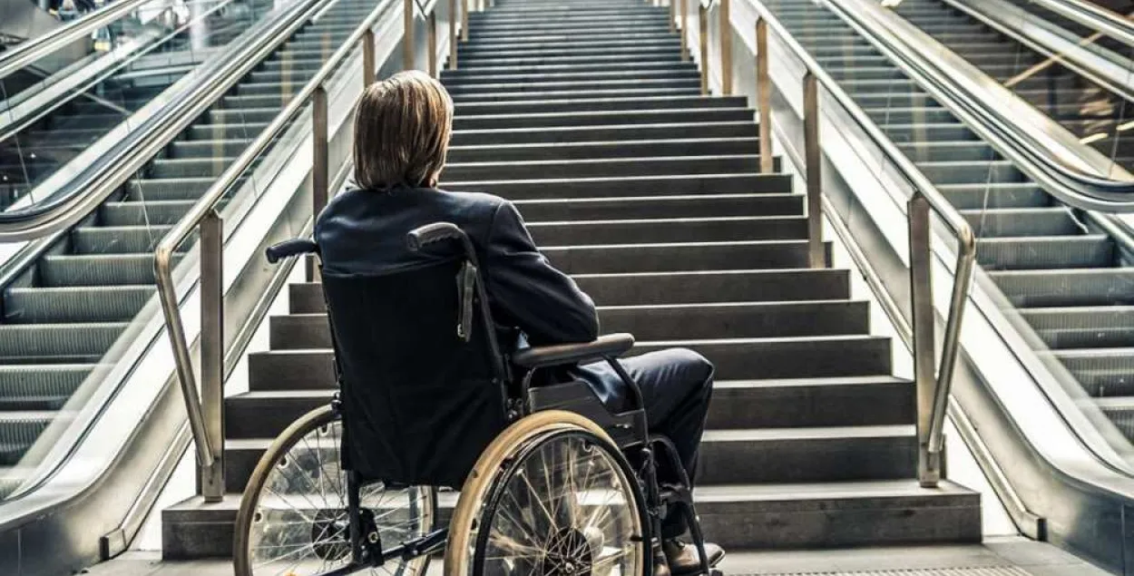 Дапамога людзям з інваліднасцю: рамонт у Мінпрацы — 510 тысяч, субтытры — 238
