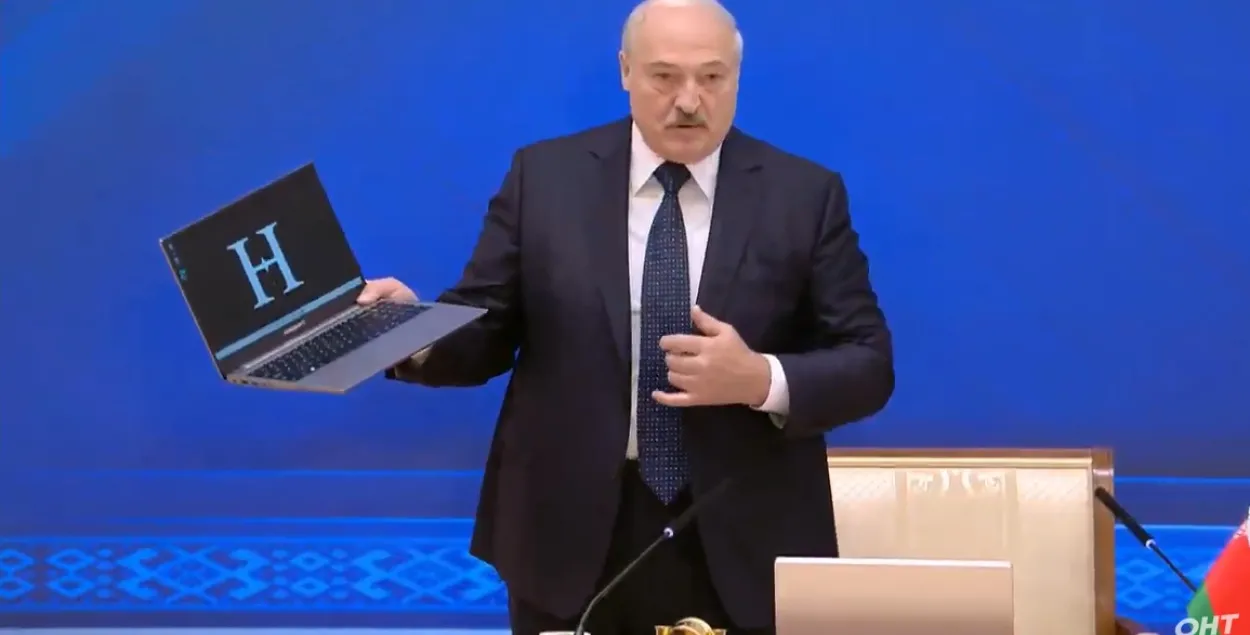 Александр Лукашенко показывает компьютер &quot;Номер один&quot; / Скриншот с видео​