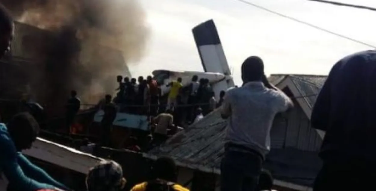 В ДР Конго пассажирский самолёт упал на дома