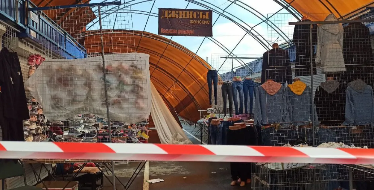 Всё было, такого нет: репортаж с рынка “Ждановичи”, где ветром обрушило крышу