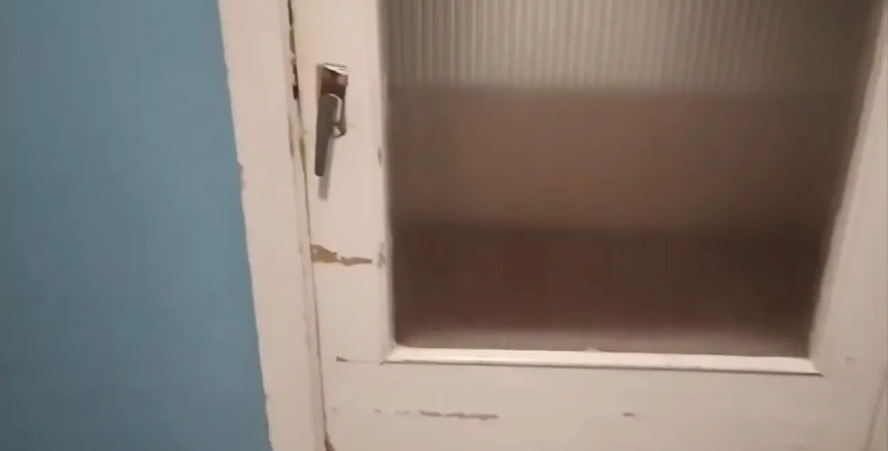 Дверь в Круглянской больнице / кадр из видео​