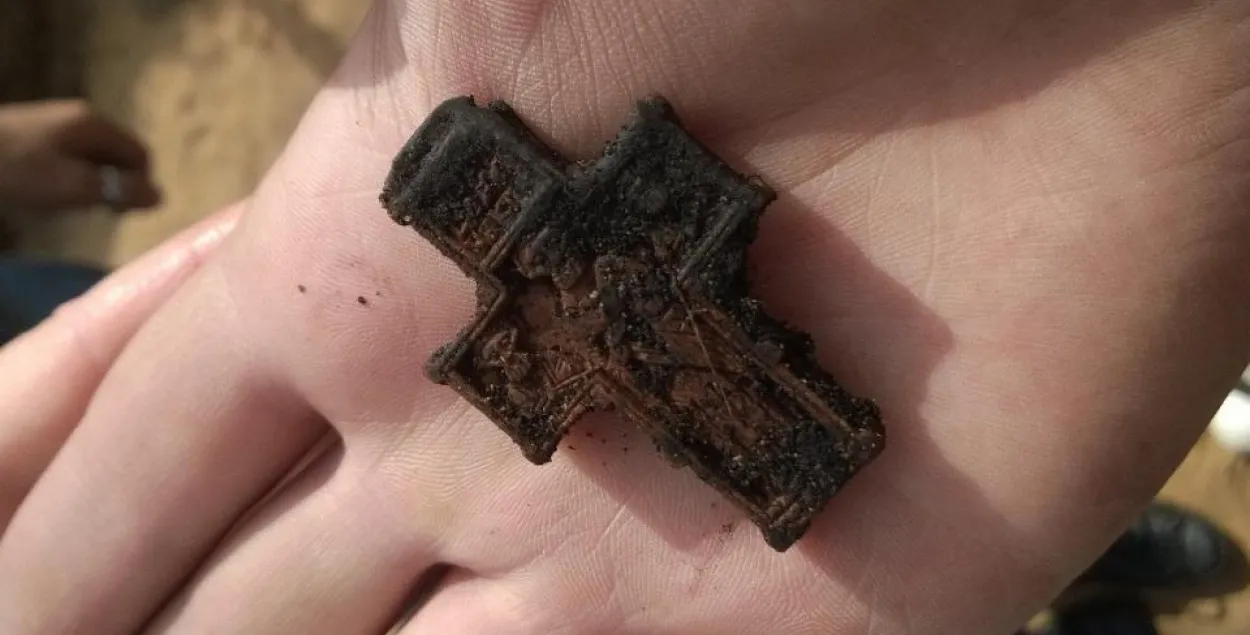 На фото &mdash; костяной крест с иконами найден под Полоцком, фото: Еврорадио