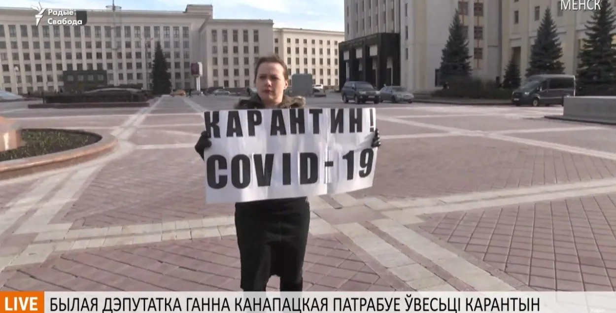 Анна Канопацкая около Дома правительства / кадр из видео​