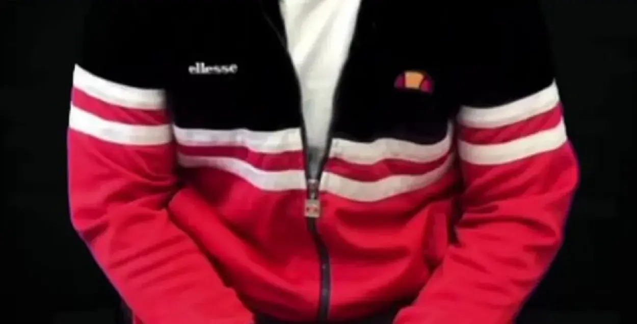 Куртка с бело-красно-белыми полосами / Кадр из видео