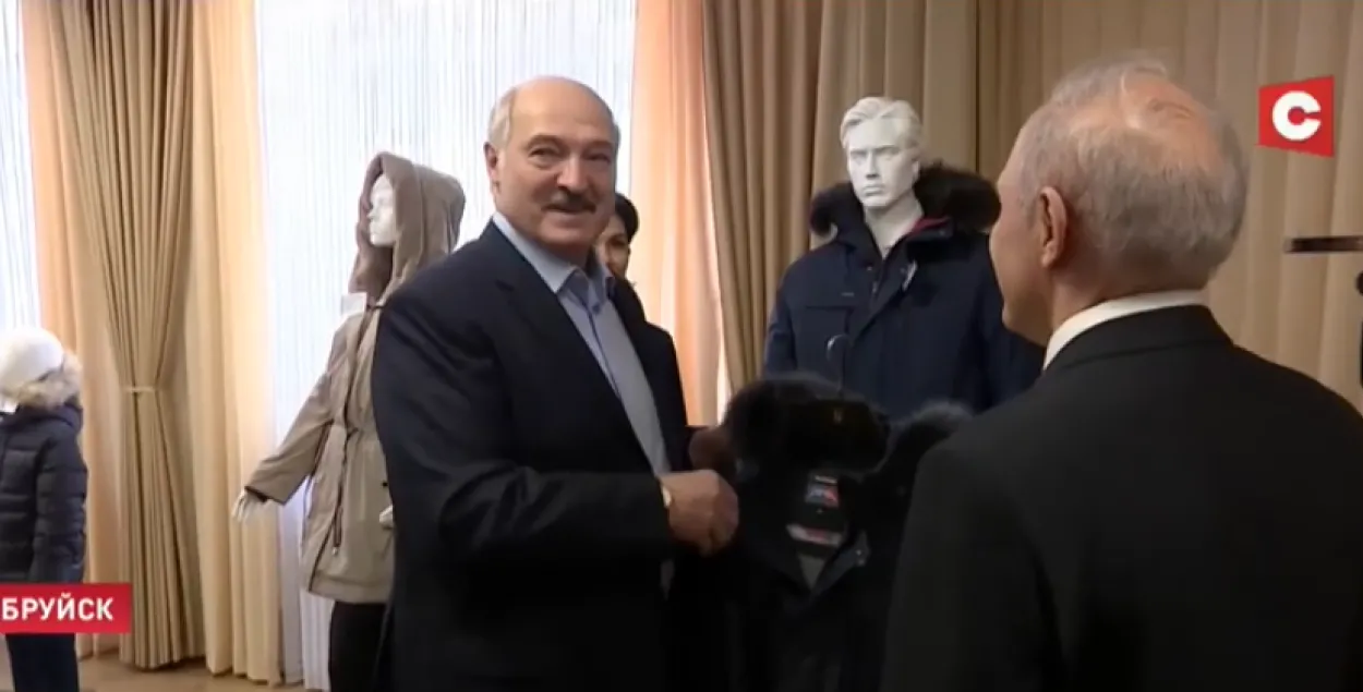 Лукашэнка не чакаў, што ў Бабруйску атрымае ў падарунак куртку