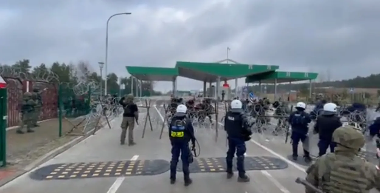 В Кузнице группа мигрантов прорвалась через границу / кадр из видео​