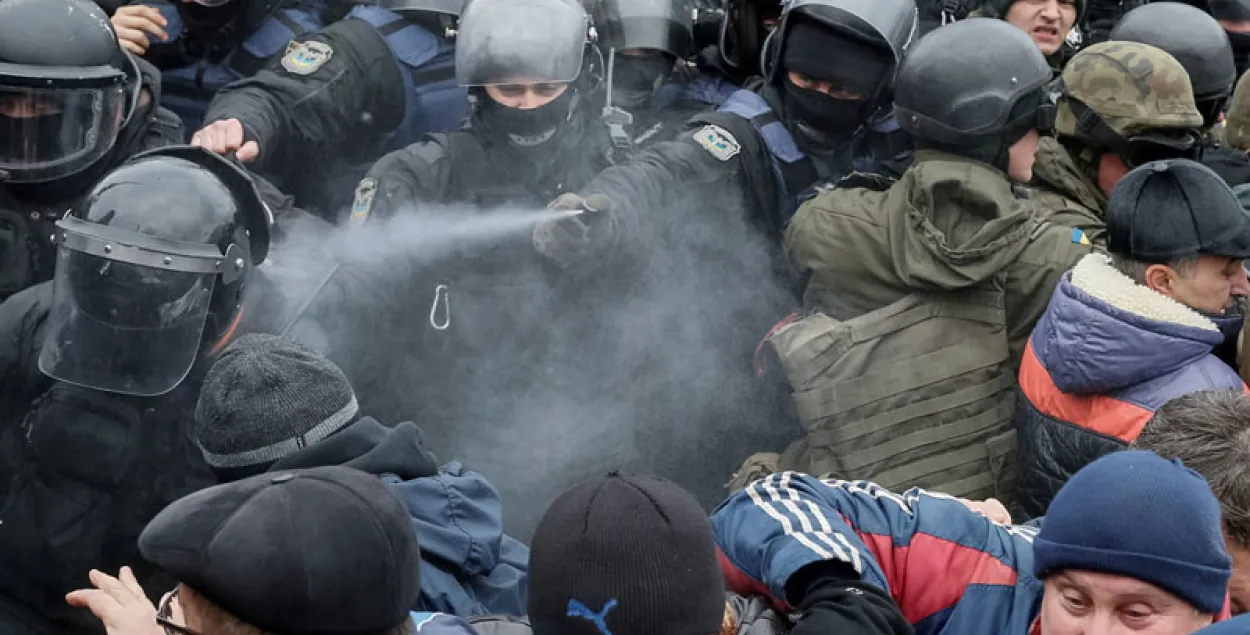 На фото Reuters &mdash; противостояние полиции и сторонников Саакашвили 5 декабря