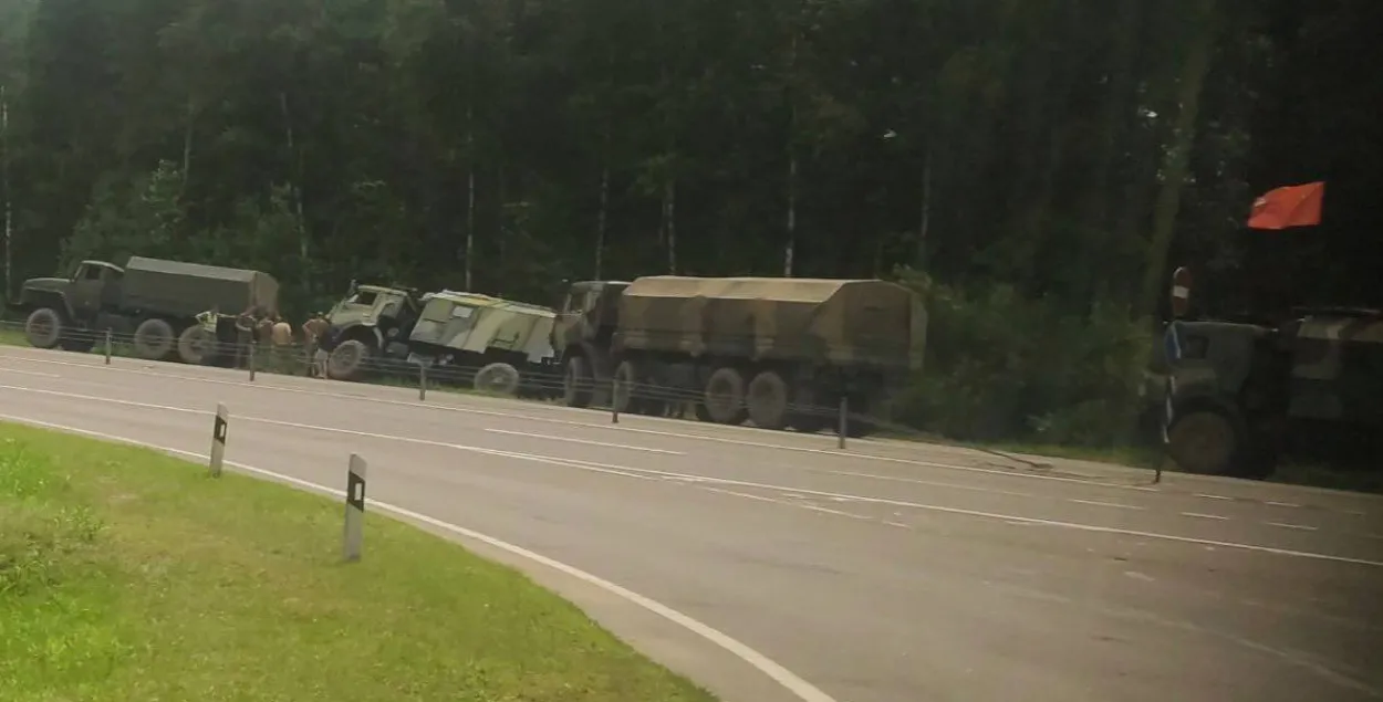 Военный грузовик вылетел в кювет на трассе Минск — Бобруйск | Новости  Беларуси | euroradio.fm