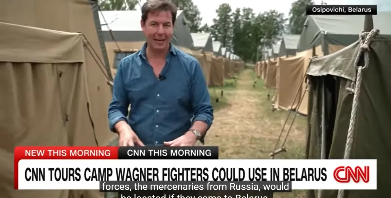 Мэтью Ченс в лагере под Осиповичами / кадр из видео CNN
