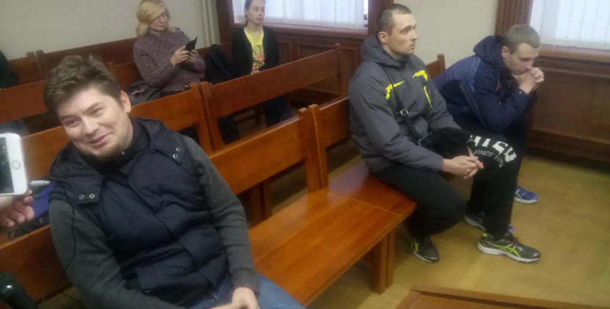 Слева &mdash; Олег Ларичев, справа &mdash;&nbsp;ОМОНовцы, которые будут свидетельствовать против него на суде. Фото Алеся Пилецкого​