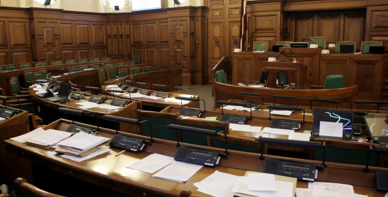 Парламент Латвии запретил непривитым депутатам ходить на работу